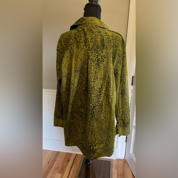 FoxCroft button down green cheetah - Picture 5 of 5